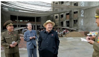 Хойд Солонгосын удирдагч нурсан барилга дээр очихдоо